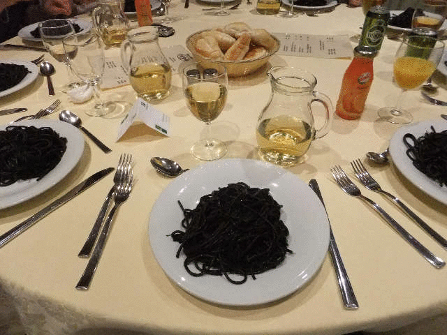 ホリデーインホテルとディナーのイカ墨パスタ